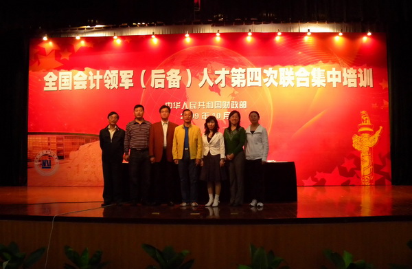 应用会计与金融理学硕士班同学返校“充电”